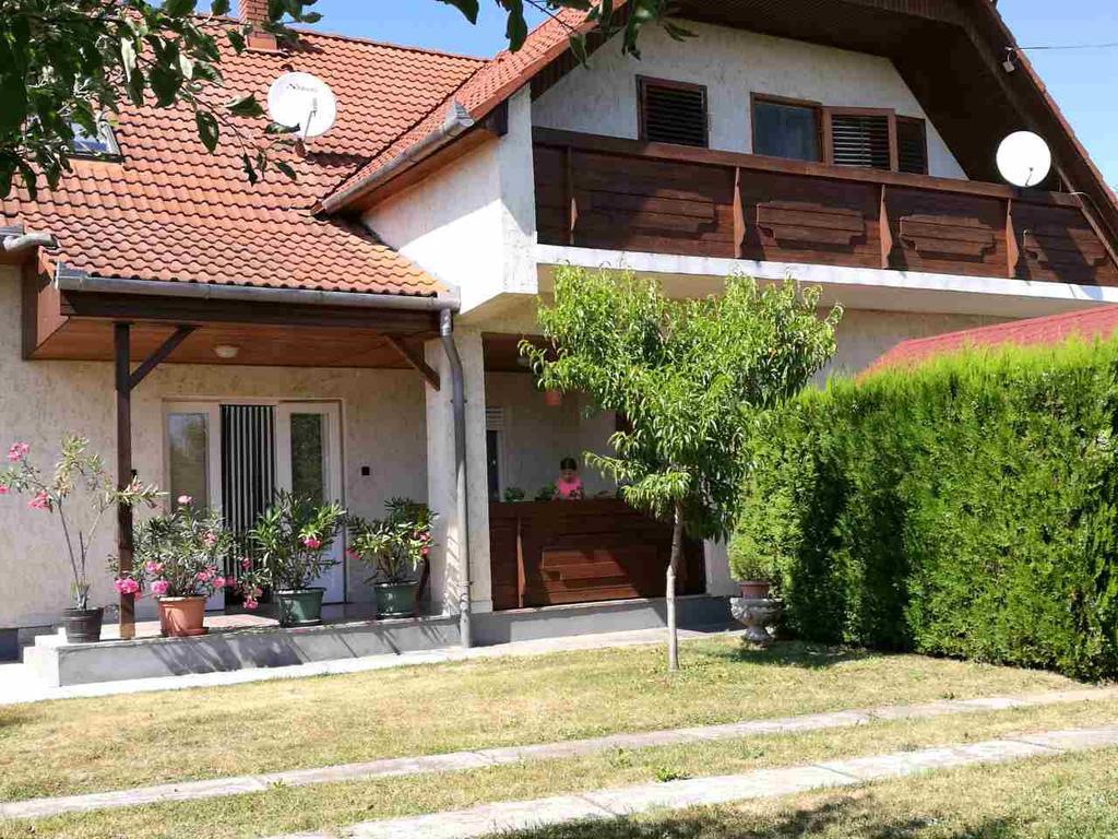 Sara Vendeghaz Apartment Balatonkeresztur Ngoại thất bức ảnh
